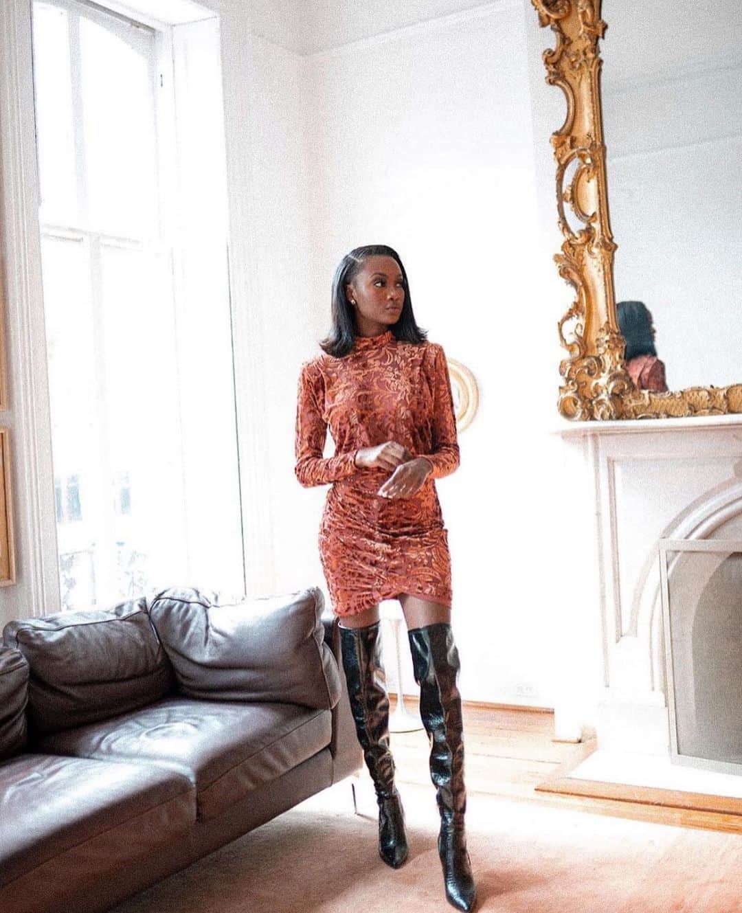 ニコールミラーのインスタグラム：「Taking notes on holiday dressing from the stunning @deshaunabarber in our Floral Velvet Burnout dress! #NMStyle」