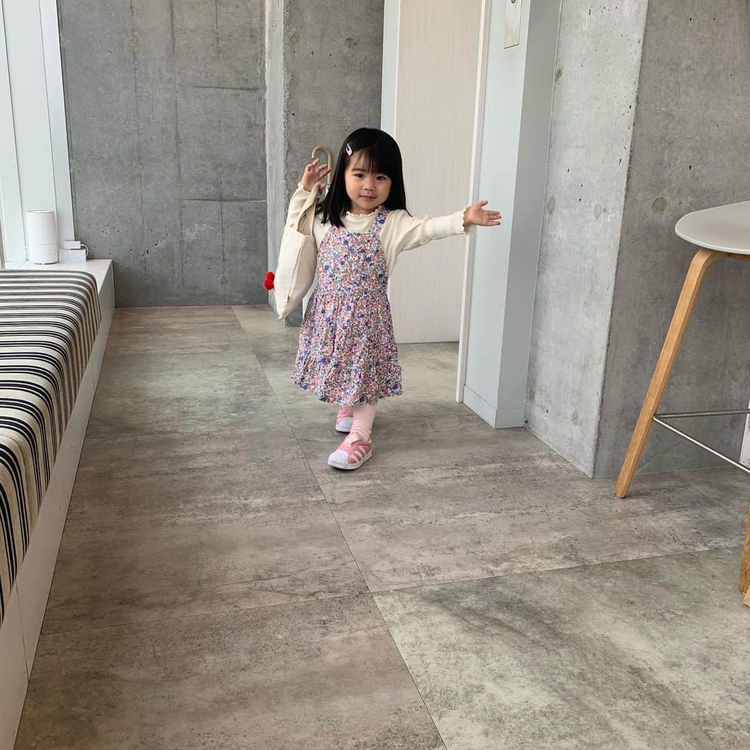 小松美緒のインスタグラム：「2020年、最後の出勤日も おことと一緒に🍒　 今年も12月はバタバタしていたけど、　 毎日良い日だったなぁ〜。」