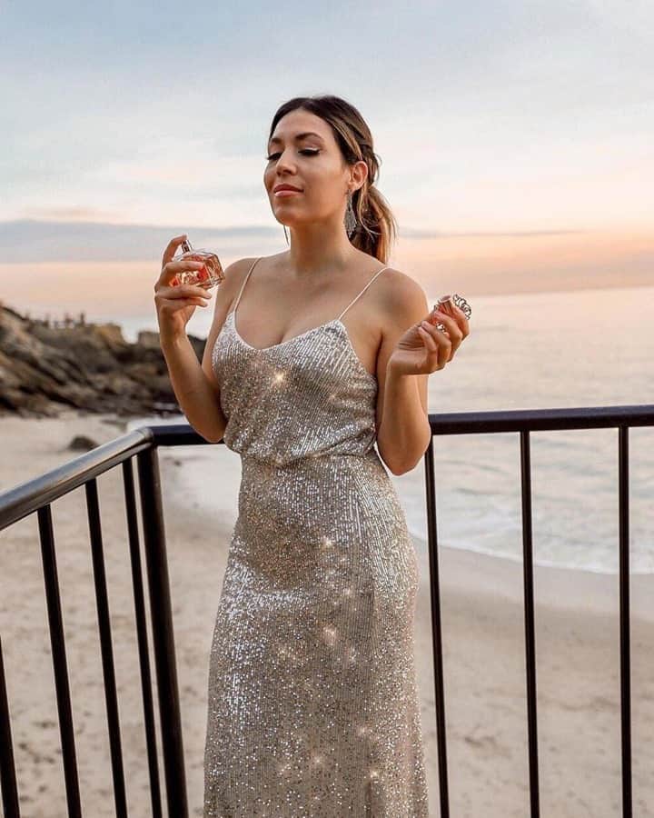 のインスタグラム：「The only thing your NYE look is missing is a little spritz! Shop Brilliante now at vincecamuto.com, courtesy of @theegreatgabs. #vincecamuto #holiday」