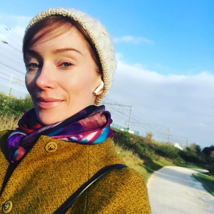 のインスタグラム：「Highlighting the highs in the stay-at-home roller coaster that was 2020:  November was the month of endless walks in the pale fall sun, hot cocos upon return home & long netflix sessions on the couch. Did I finally surrender to the Corona era way of being?! 😆  #2020inpictures #november2020 #autumn 🍂」