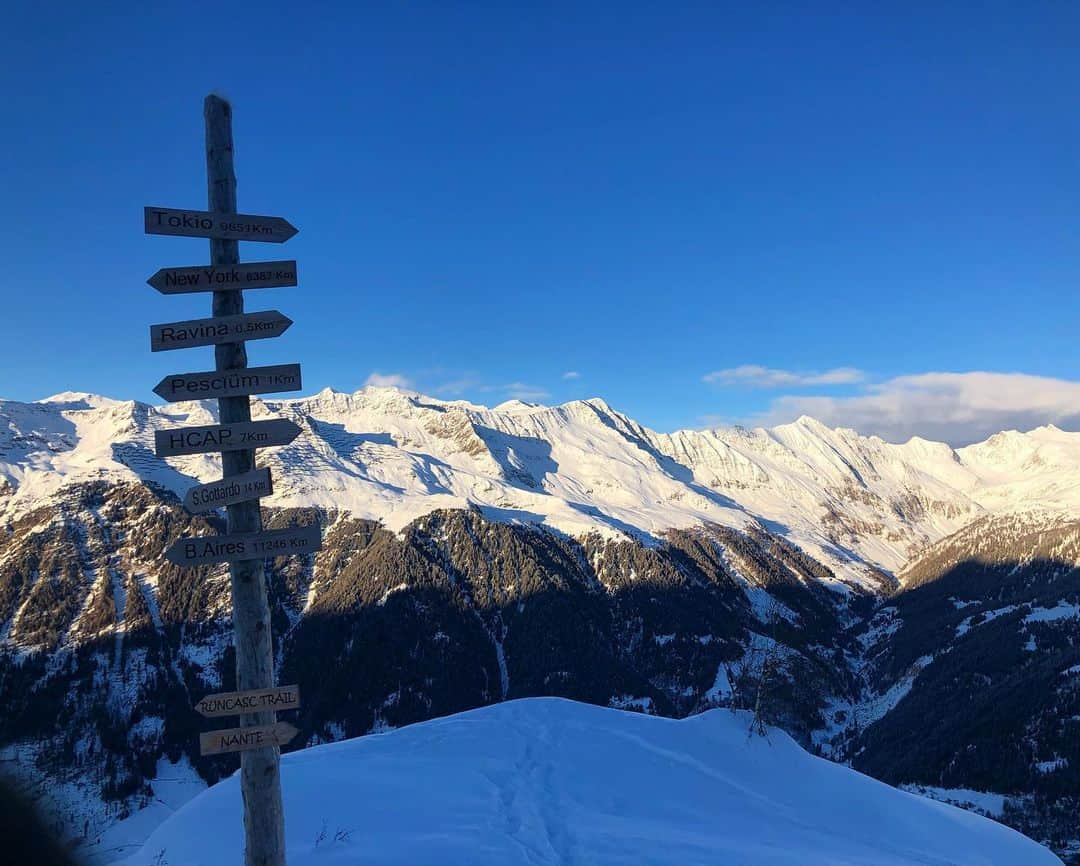 ユリア・シェチニンのインスタグラム：「Switching the gliding items on my feet for once to justify my Swiss citizenship 😅⛷ • #switzerland #skiing #nature #winter #snow #nature」