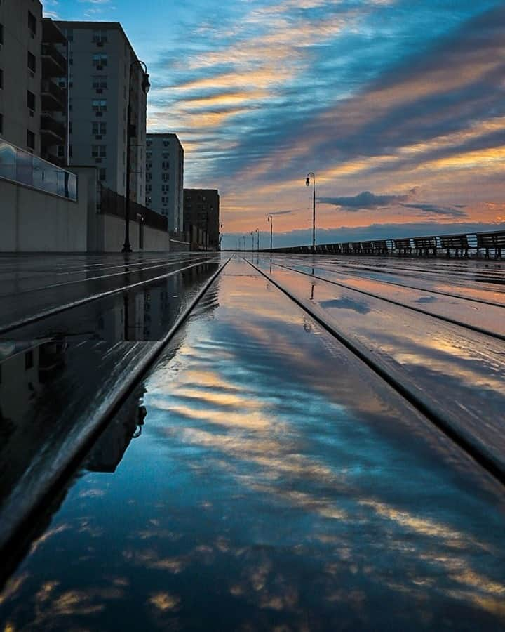 NikonUSAさんのインスタグラム写真 - (NikonUSAInstagram)「“Leading lines allow the viewer’s eye to travel all throughout the photograph. Being able to place them strategically and purposefully can add an important element to work." @barrier.island uses architectural elements in his photography, like this shot captured with his Z 50. Tap the link in bio for more his tips to try for your own photos.  #Zcreators #landscapephotography #architecture #Z50 #NIKKORZ #reflection」12月31日 1時02分 - nikonusa