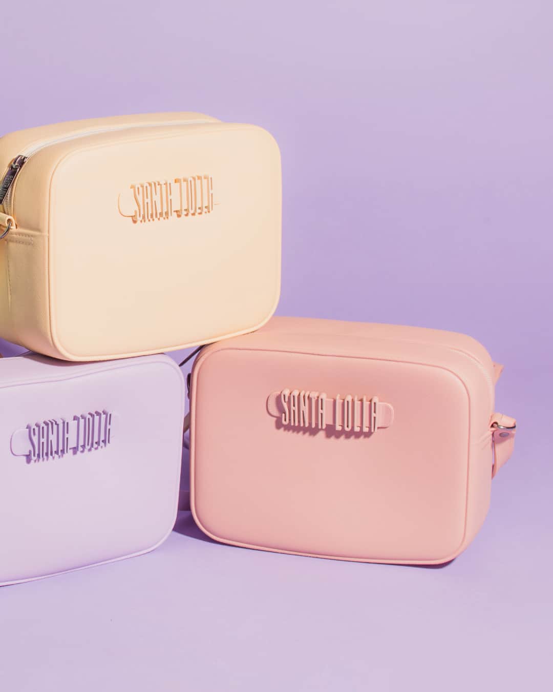 Santa Lollaのインスタグラム：「O modelo tiracolo da linha Good Vibes é produzido em material emborrachado, trazendo um mood moderno e atual para a bolsa do dia a dia. A cartela pastel completa esse visual fresh, agregando também mais estilo e informação de moda para o verão. [ R$159,90 cada ] #santalollaverao21 #goodvibes #SLhandbags #colors」