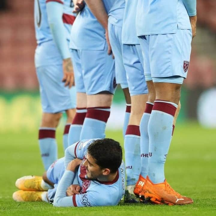 プレミアリーグさんのインスタグラム写真 - (プレミアリーグInstagram)「Lying down on the job 🙃」12月31日 1時13分 - premierleague