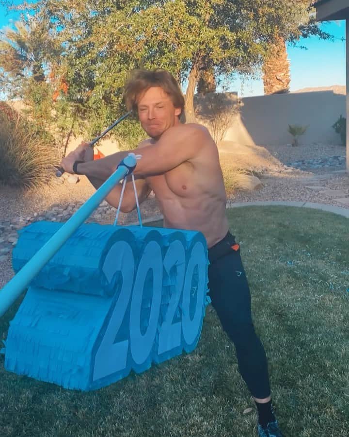スティーブ・クックのインスタグラム：「Going out with a BANG💥! You don't need another person telling you how rough 2020 was.  From here on out ONLY POSITIVE energy heading into the new year 🥂.   I love that no matter what happens Attitude is something that we can control!  Let me know what you're looking forward to most in 2021! I want to give back to this community and I appreciate all of you. @gymshark #happynewyear」