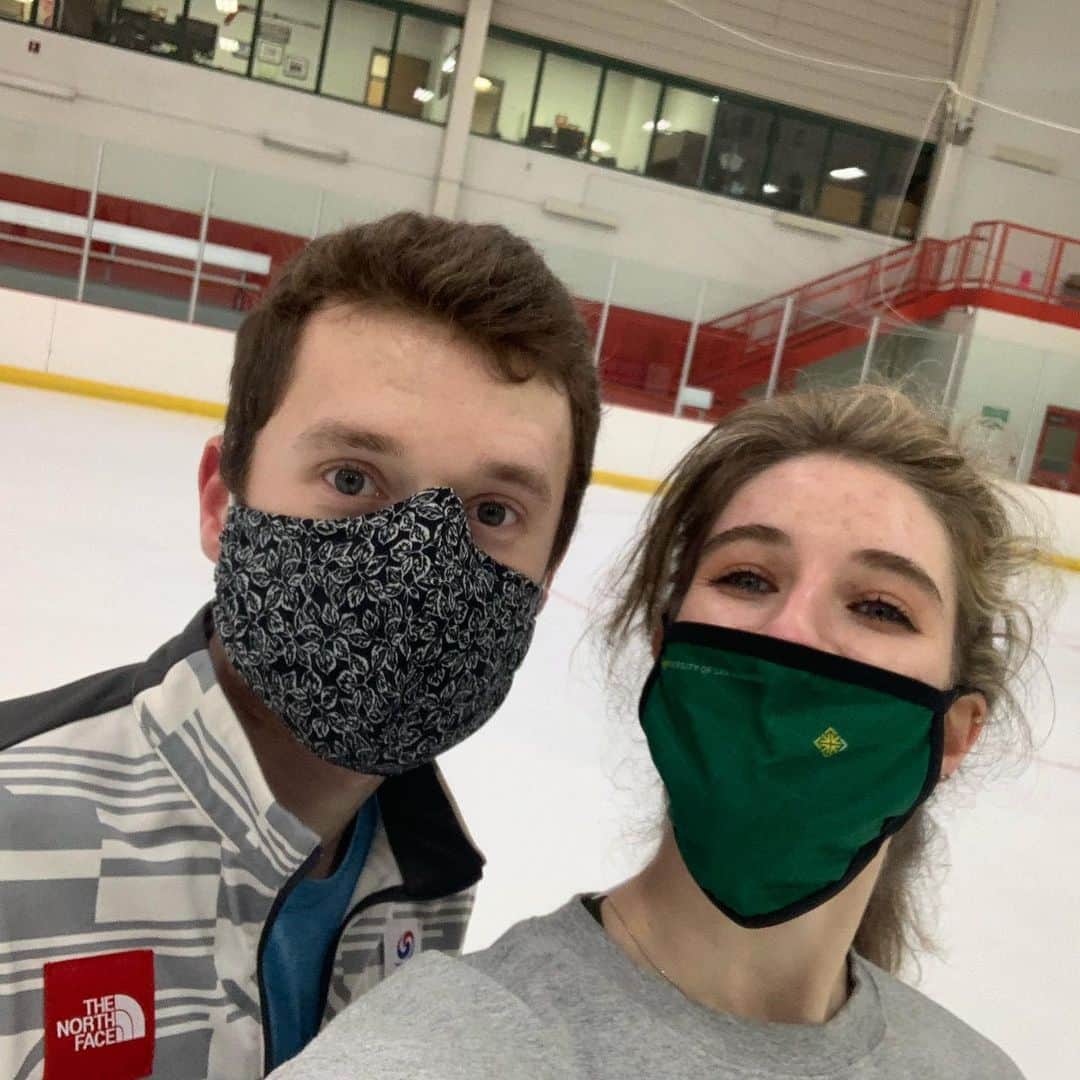 Elliana Shayna Pogrebinskyさんのインスタグラム写真 - (Elliana Shayna PogrebinskyInstagram)「After three years of not stepping on the ice, I’m proud to say your girl still got it 🥳 Felt really good to get back on and skate with someone. Thanks @instagamelin for getting out of breath with me 😂」12月31日 1時10分 - elliana_pogrebinsky