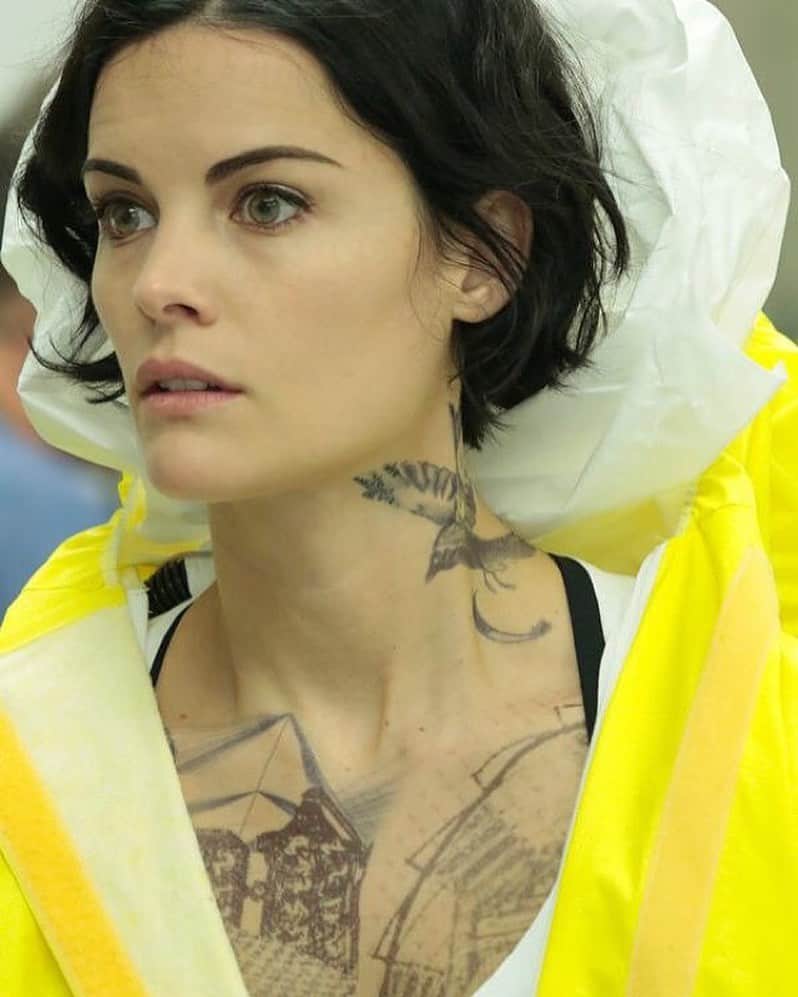 ジェイミー・アレクサンダーのインスタグラム：「Last Wednesday of 2020 #mood 😷 #blindspot」
