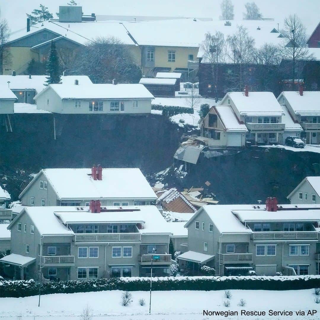 ABC Newsさんのインスタグラム写真 - (ABC NewsInstagram)「A landslide in Norway crashed into a residential area near Oslo, injuring at least 10 people and forcing hundreds of evacuations as several homes were destroyed. #norway #landslide #international」12月31日 1時12分 - abcnews