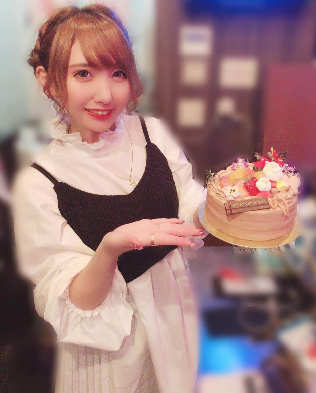 愛原れののインスタグラム：「2020Xmas🎅🏻🎄💖 今年は(@bar_sweet1102)で迎える初めてのXmasでした🐰❤ 24.25日と色んな方が遊びきてくれてケーキやらシャンパンやらでXmas気分味わえて幸せでした🥰 おうちではXmasプレートとカップのレアチーズケーキ作ったよ💋 ＊ ＊ ＊ #新宿 #歌舞伎町 #BAR #Sweet #愛原れの #Xmas #ケーキ #手作りディナー #女子力アピール💁‍♀️」