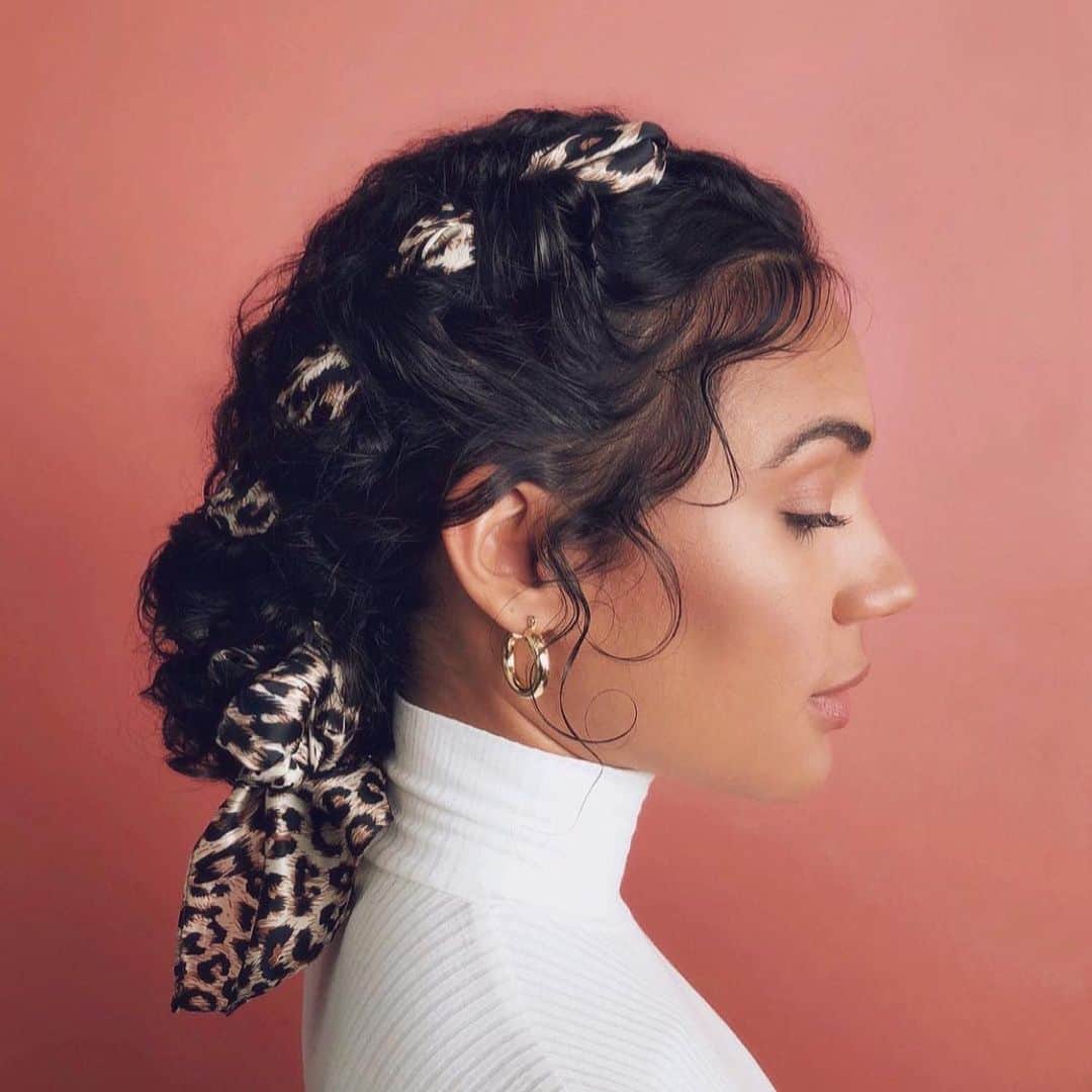 Kristin Essのインスタグラム：「Brushing up on those hair accessory skills never hurt anybody. I mean, you just never know when you’re gonna need ‘em! (You’re gonna need ‘em at the end of January but you didn’t hear that from me because I ain’t one to gossip) 😬🖤🐆」