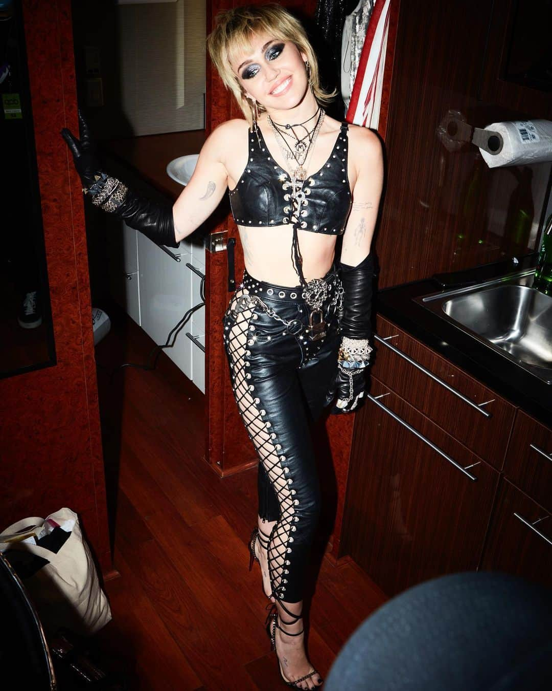 マイリー・サイラスさんのインスタグラム写真 - (マイリー・サイラスInstagram)「DRESS REHEARSAL ☠️🖤🤘🏼 I’m performing TOMORROW! @rockineve Celebration! Don’t miss at 8/7c on ABC. #RockinEve 🎸🎉🎈」12月31日 1時12分 - mileycyrus