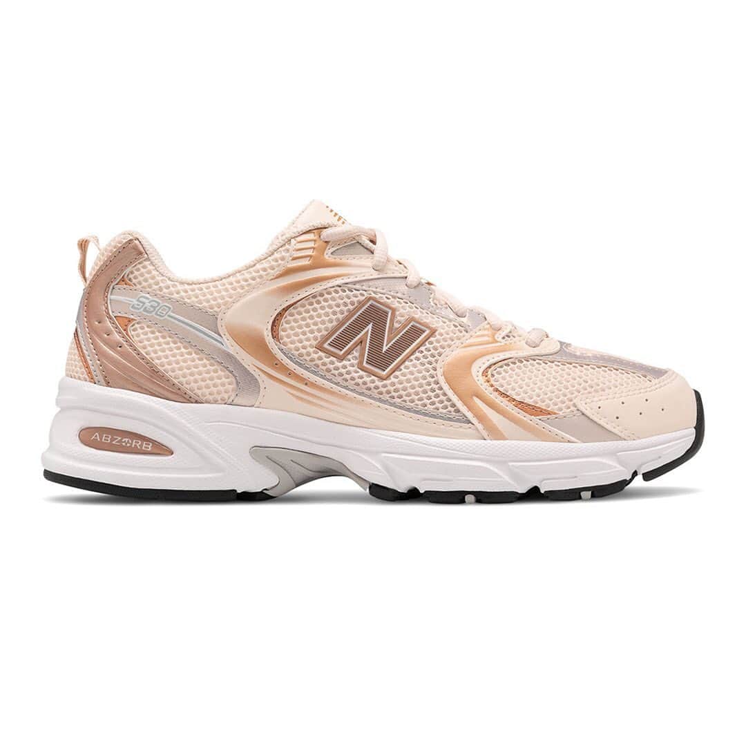 HYPEBEASTさんのインスタグラム写真 - (HYPEBEASTInstagram)「@hypebeastkicks: @newbalance is giving the 530 a classy “Light Pink” and “Rose Gold” update. Making its debut in the early nineties, the silhouette was introduced as the brand’s most forward-thinking performance sneaker at the time. Almost three decades later, the retro silhouette remains almost untouched in terms of its craft, boasting the same technologies and materials as its 1992 original. This iteration speaks both luxury and class, while also remaining in-keeping with its classic retro roots. Pick up a pair now for approximately $108 USD.⁠⠀ Photo: New Balance」12月31日 6時45分 - hypebeast