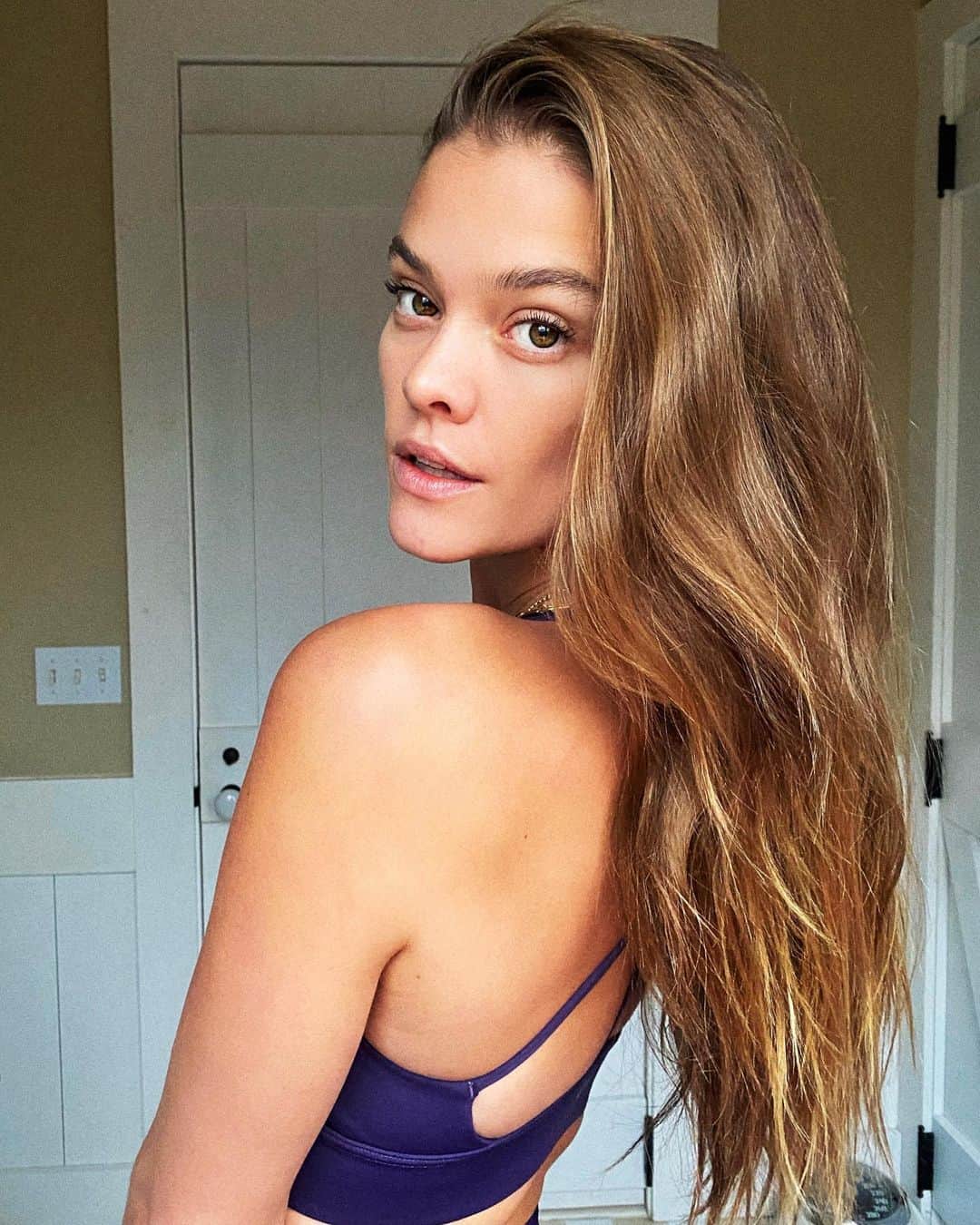 ニーナ・アグダルのインスタグラム：「..had to crop out those ashy elbows 🙃 How’s everyone feeling about tomorrow being the last day of 2020?!」