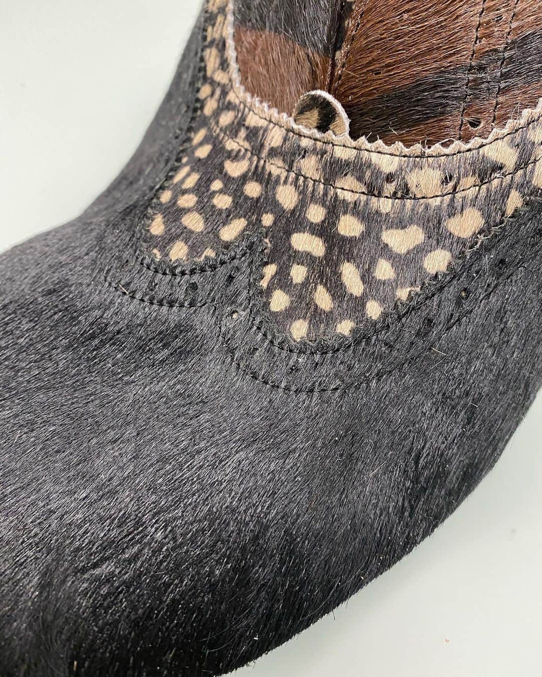 コレクションプリヴェのインスタグラム：「Tomaia - details from new FW 21-22 #behindthescenes #collectionpriveeofficial  • • • • #newcollection #collectionpriveeaccessories #love #pony #patchwork #shoemaker #shoes #accessories #golfshoes #tomaia #madeinitaly #contemporary #womensaccessories #love #artisanal #lab #workinginprogress」