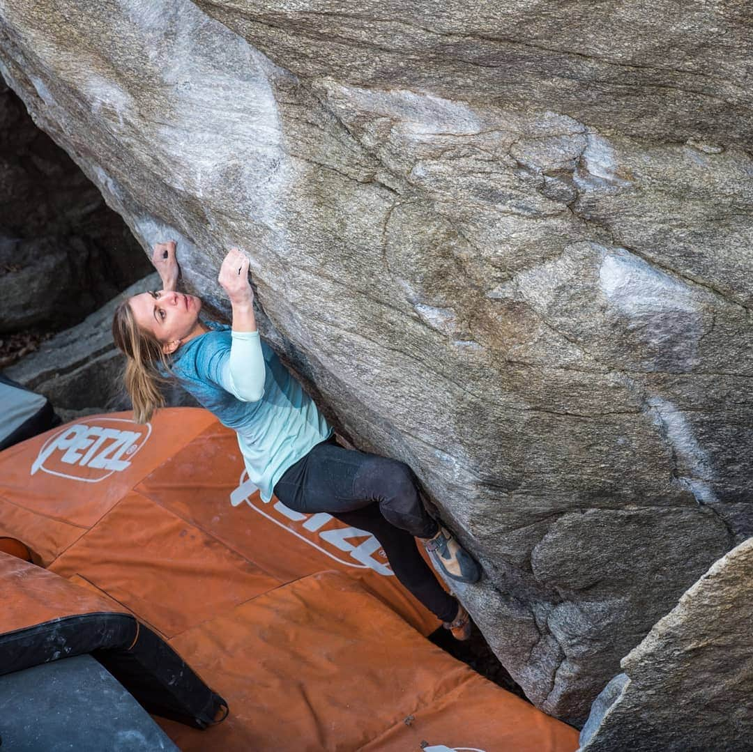 カタリーナ・ザーヴァインのインスタグラム：「When there wouldn't be a lockdown...  ... I would be in Ticino, the place we normally spend our Christmas holidays and start the new year🍾🎉. For sure gonna miss the crew, the rock climbing, the athmosphere and the party😁😎 a lot!  @marmot_mountain_europe @lasportivagram @petzl_official #bouldering #climbing #winterbouldering #tessin #chironico #newyear #christmasholidays #besttimes #stayathome」