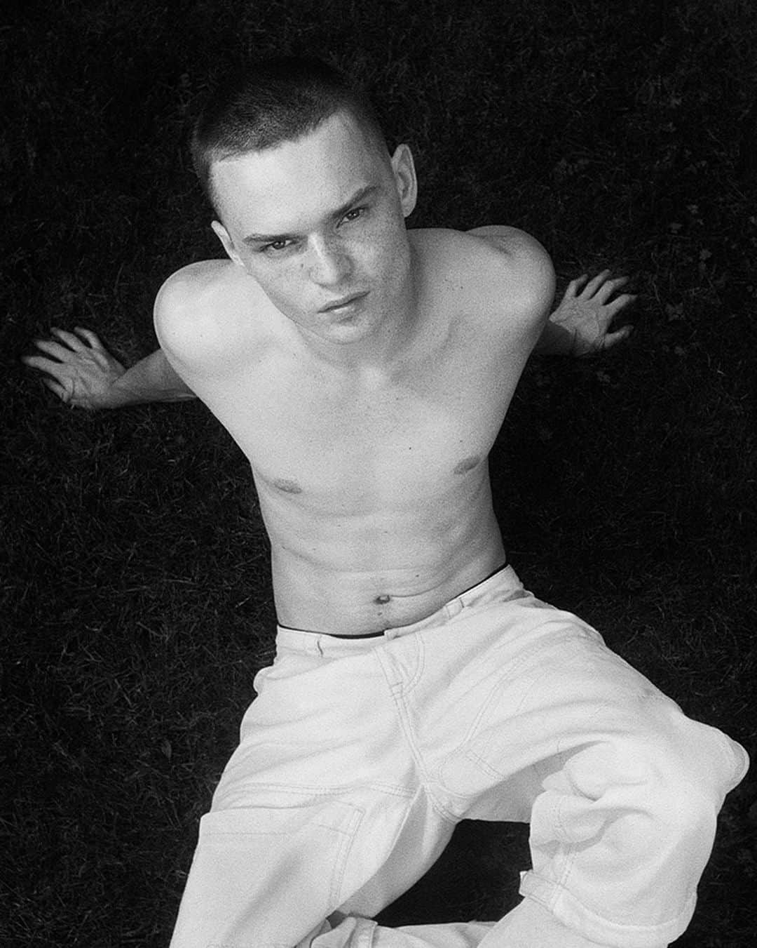 エイティーズのインスタグラム：「Titan jeans captured by @therese.ohrvall, styled by @laylahermkens, @josefforselius」
