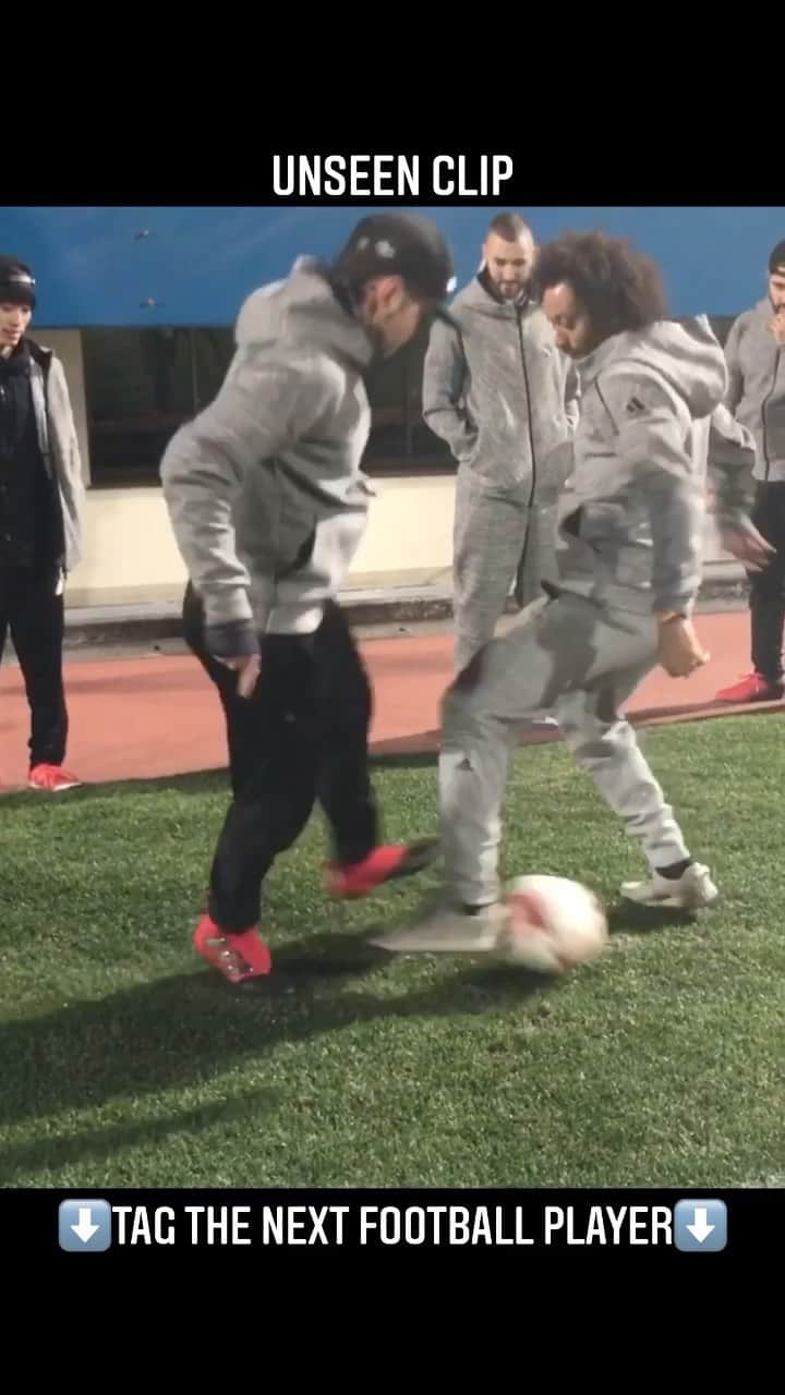 ショーン・ガルニエのインスタグラム：「TAG THE FOOTBALL PLAYER WHO CAN STAY 3 MIN IN THE CAGE WITH ME ?  Unseen clip 🔹 Tag le joueur qui peut rester en 1 vs 1 plus de 3 min contre moi .  Un clip jamais posté   #seangarnier #seanfreestyle #urbanballer #football #skills #panna #nutmeg #petitpont」