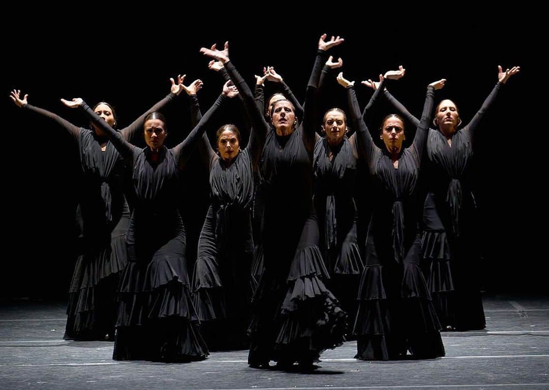 DeFlamenco.comのインスタグラム：「Yo, Carmen. Ella, María Pagés. by @saraarguijoes   No es la Carmen de Merimeè. “Somos todas y cada una de nosotras. Mi madre, mi abuela, mi hija, mi hermana y tú y tú”, recitó por tanguillos una exultante María Pagés...   En la portada de nuestra web deflamenco.com   https://www.deflamenco.com/revista/resenas-actuaciones/yo-carmen-ella-maria-pages.html  #flamenco #deflamenco #baileflamenco #sevilla  📷 @guillermo.mendo」