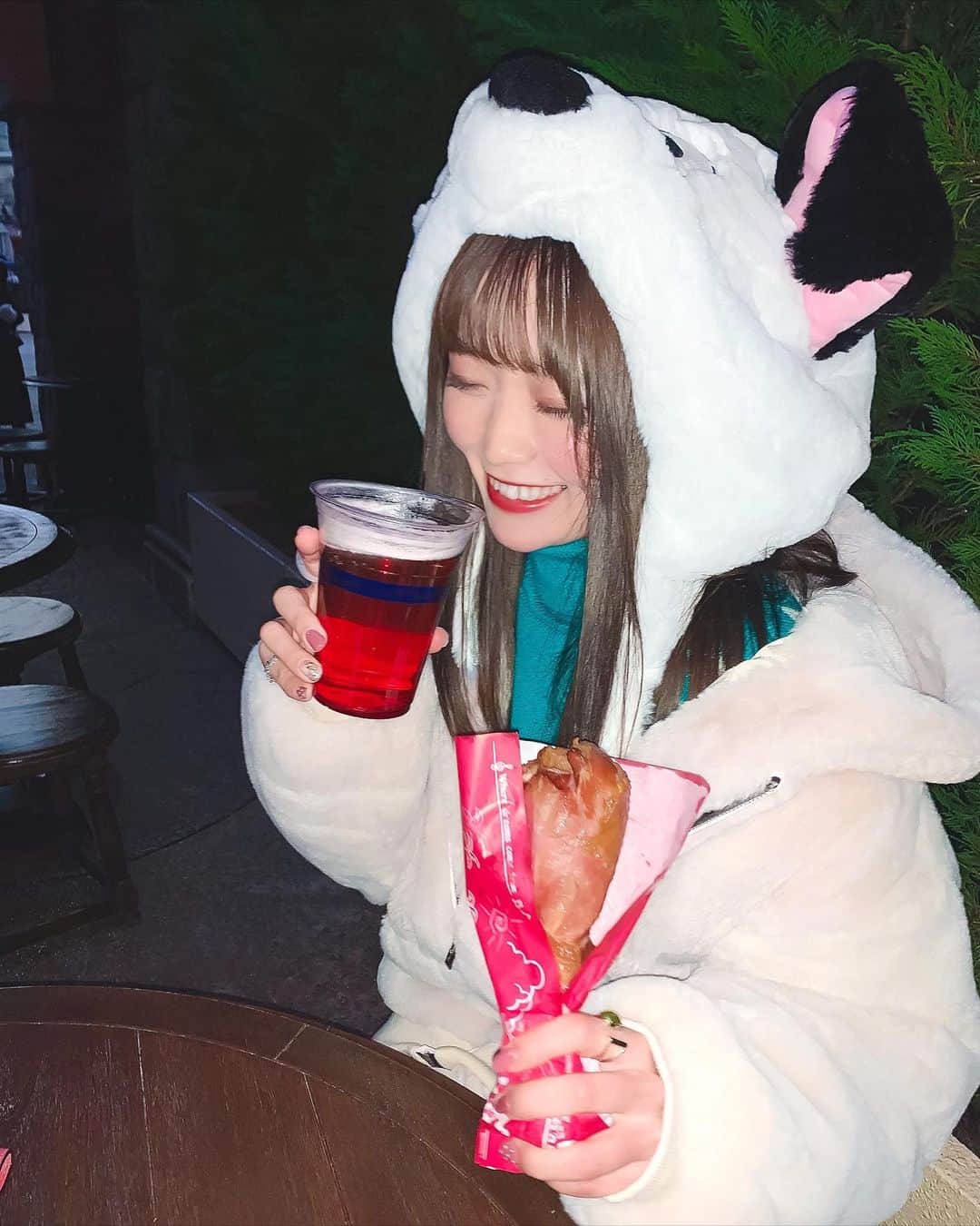 Kanaのインスタグラム：「ㅤ ㅤ 🐶🍖🍻=💯💮 ㅤ 訳:ファンキャ被って頭ぬくぬくしながら ビール片手にお肉を食べる これ最高 ㅤ ㅤ (笑) ㅤ ㅤ ㅤ ㅤ こんな時間だけど 投稿したい気分だから載せちゃう✌🏻 ㅤ せっかくだから 普段載せないようなのを🌜💭🍺 ㅤ ㅤ まだみんな起きてるかな？ もう寝るとこ？😴💫 ㅤ ㅤ ㅤ ㅤ ㅤ ㅤ ㅤ #kana_disney ㅤ #東京ディズニーリゾート #東京ディズニーシー #ディズニーシー #101匹わんちゃん #ファンキャップ #スモークターキーレッグ #ディズニーフード #パークフード #tokyodisneyresort #tdr #tokyodisneysea #tds #disneyfood #disneyeats」