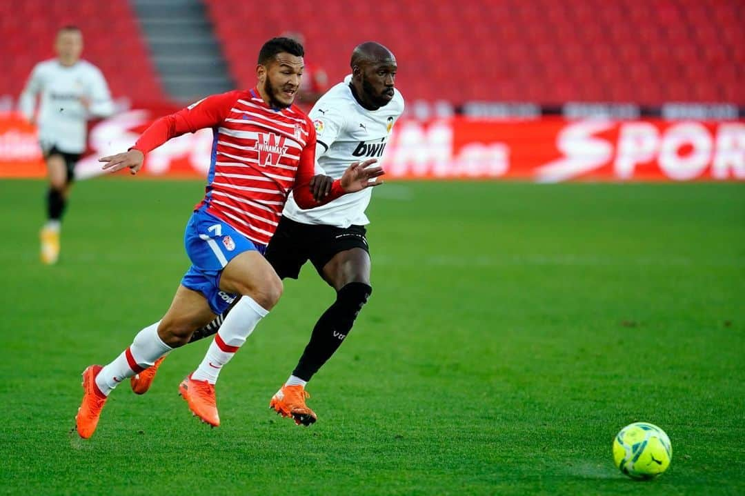 グラナダCFさんのインスタグラム写真 - (グラナダCFInstagram)「🔴⚪️ ¡Vaaaamos #Granada!   Seguimos luchando @luissuarez.26 🐾🔝   #GranadaValencia #EternaLucha」12月31日 1時31分 - granadacf