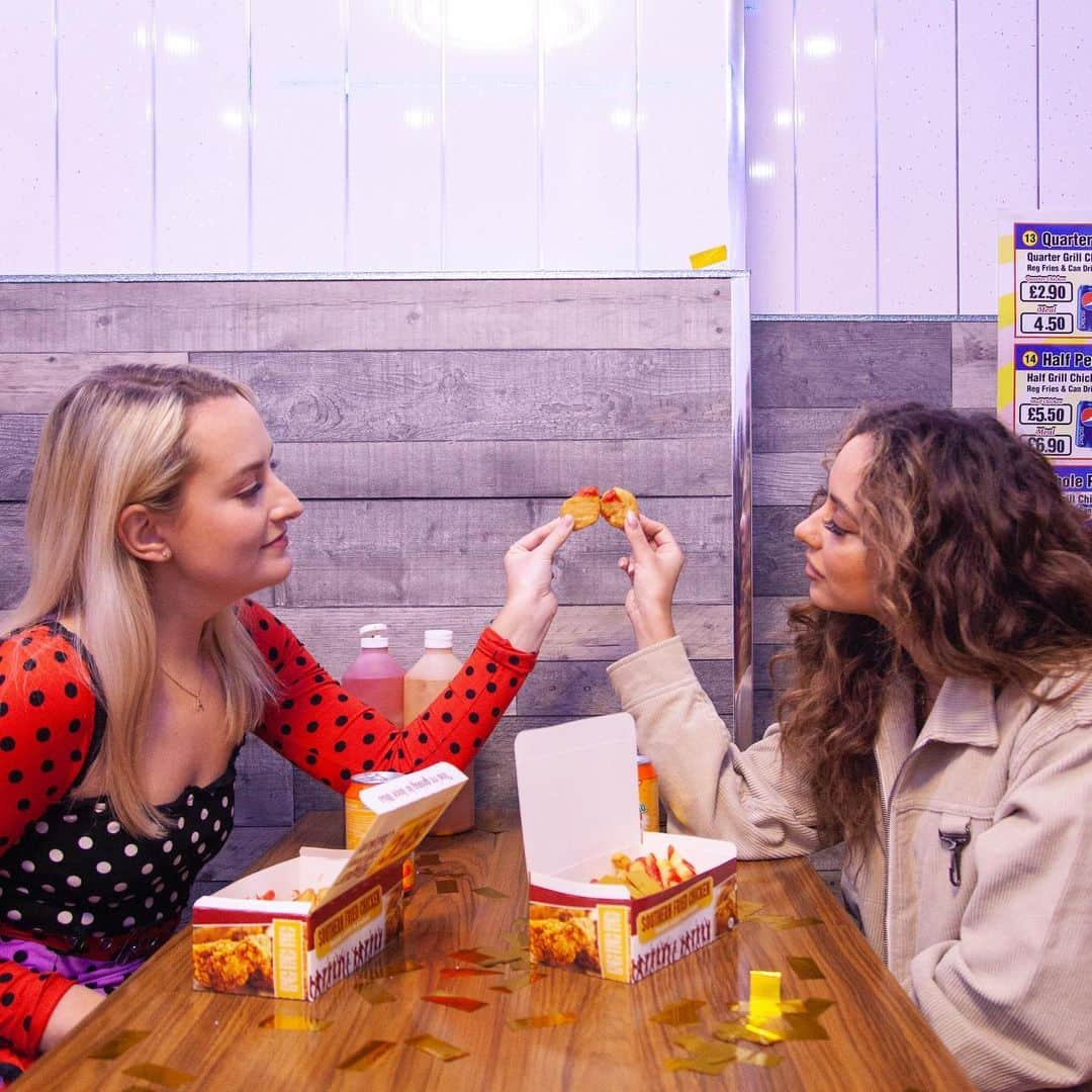 ジェイド・サールウォールさんのインスタグラム写真 - (ジェイド・サールウォールInstagram)「Went on @chickenshopdate and as you can tell from my face it was pretty mind blowing. Chicken nuggets and chips will never be the same again thanks to @ameliadimz 😍 5pm today 🐔💘💫」12月31日 1時25分 - jadethirlwall