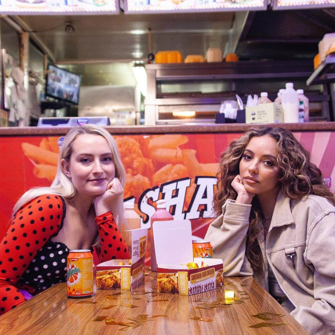 ジェイド・サールウォールさんのインスタグラム写真 - (ジェイド・サールウォールInstagram)「Went on @chickenshopdate and as you can tell from my face it was pretty mind blowing. Chicken nuggets and chips will never be the same again thanks to @ameliadimz 😍 5pm today 🐔💘💫」12月31日 1時25分 - jadethirlwall