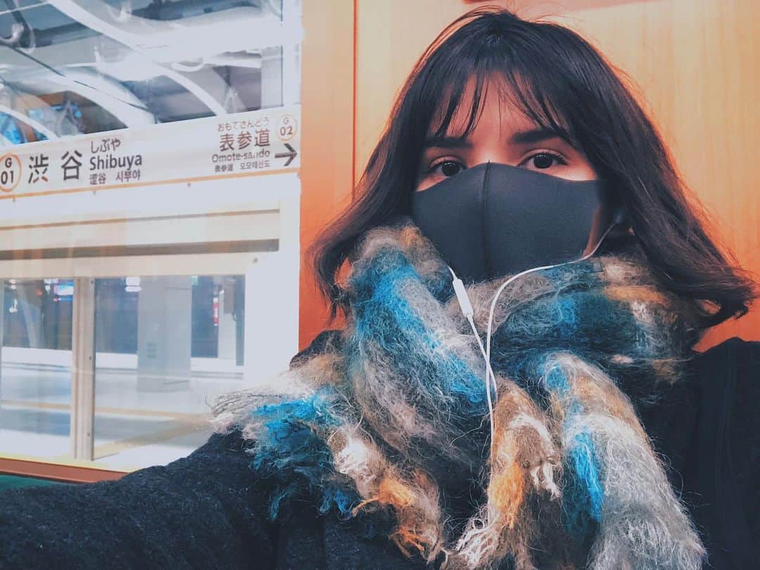 ケリーアンのインスタグラム：「ラジオNIKKEIの生放送で仕事納めしました📻✨来年度もよろしくお願いします🙏😇  YouTube動画納めもできたし…あとはザワールドのように時が止まる湘南の実家でのんびりします(身内ネタすまん)🎍🐮  レトロな内装の銀座線好き❤️乗れた時はラッキー！」