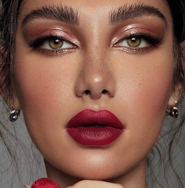 M·A·C Cosmetics UK & Irelandさんのインスタグラム写真 - (M·A·C Cosmetics UK & IrelandInstagram)「We’re just getting started😍🔥⁠ Re-create this New Year’s look⁠ from home -Kajal Crayon in Flourish Me Deep -Extra Dimension Skinfinish in Oh, Darling⁠! -Lipglass in Clear⁠ ⁠ #regram @maccosmeticsmiddleeast @bushraalshaikhi ⁠ #MACCosmeticsUK #MACCosmetics #NewYearsEve #NewYearsMakeup #Makeup⁠」12月31日 1時27分 - maccosmeticsuk
