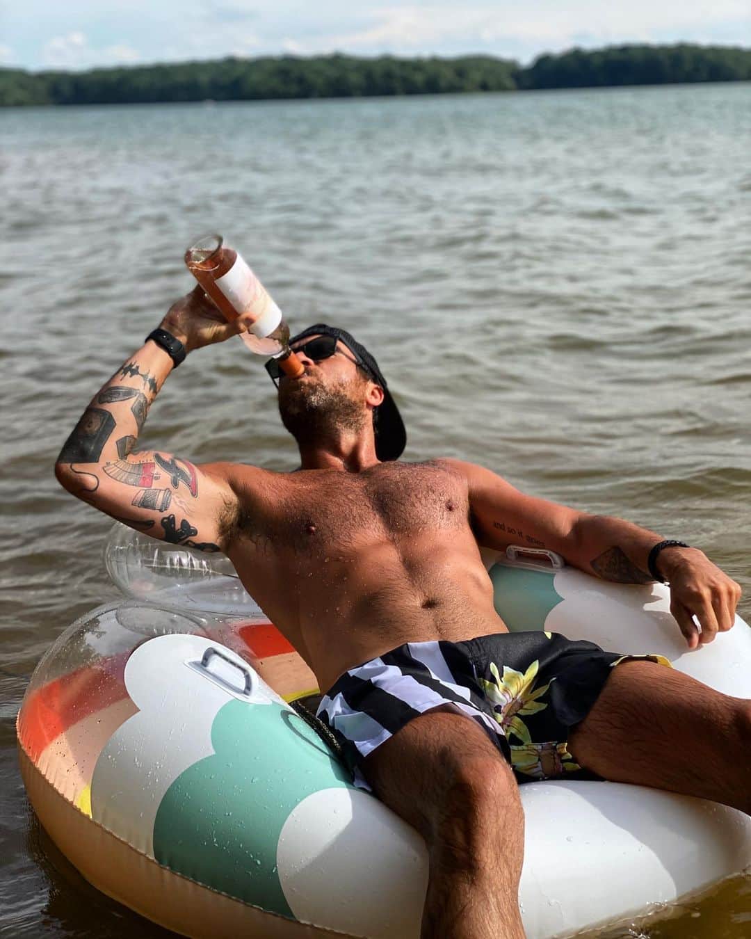 のインスタグラム：「2020 wrapped. a lot of cold brew coursing through me right now and i’m not sure whether to go with sentiment or humor for this. in a year where it’s obvious what we all despise, what’s something you’re thankful for in 2020? I’ll start, free rosé made by my band.」