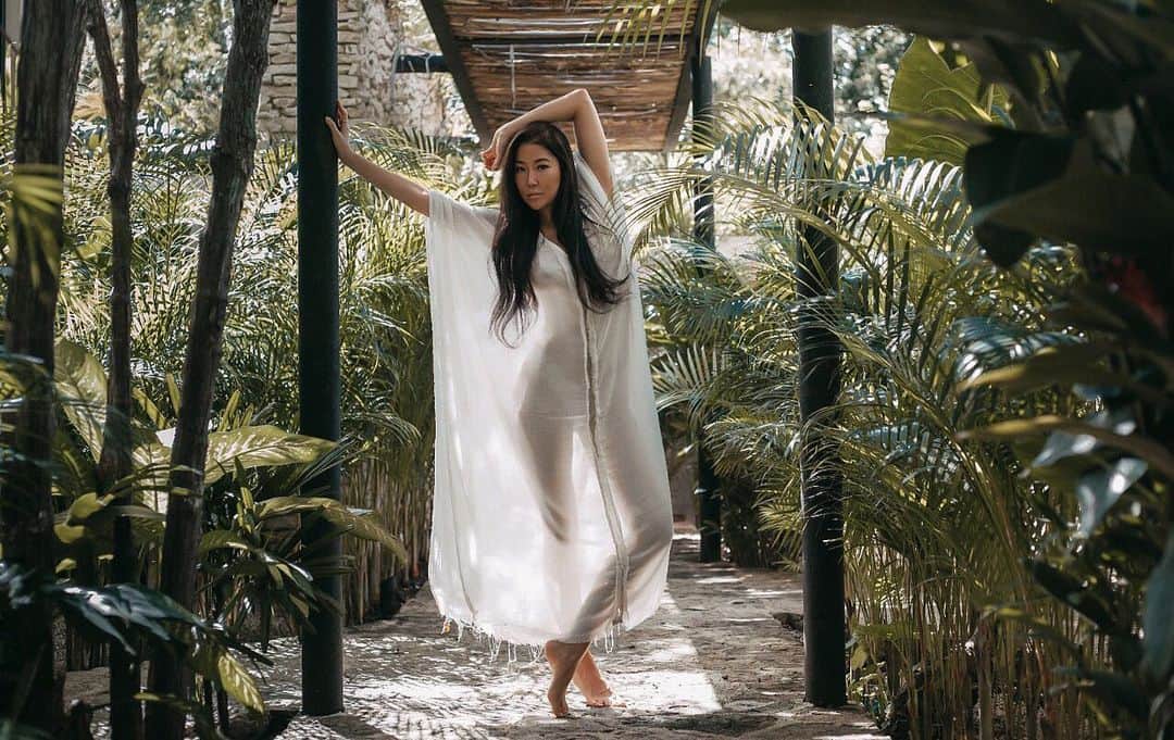 GODDESS OF LOVEのインスタグラム：「No matter what we are going through, whether we are having a “good day” or “bad day,” we should remember that we are not that, we are not our thoughts, we are not our body, we are not our fears or struggles. We are pure light, pure love, pure awareness. Let go of all your beliefs that are based around fear. Breathe louder than your thoughts. Love bigger than your greatest fears. Be grateful for your human experience. We will rise. 📸 @manu_photo_ 📍@mayurtulum」