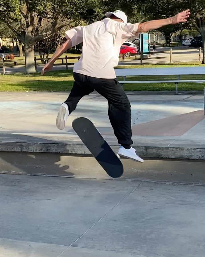 ジェイク・イラーディのインスタグラム：「Skrrrrt 🧊🧊🧊」