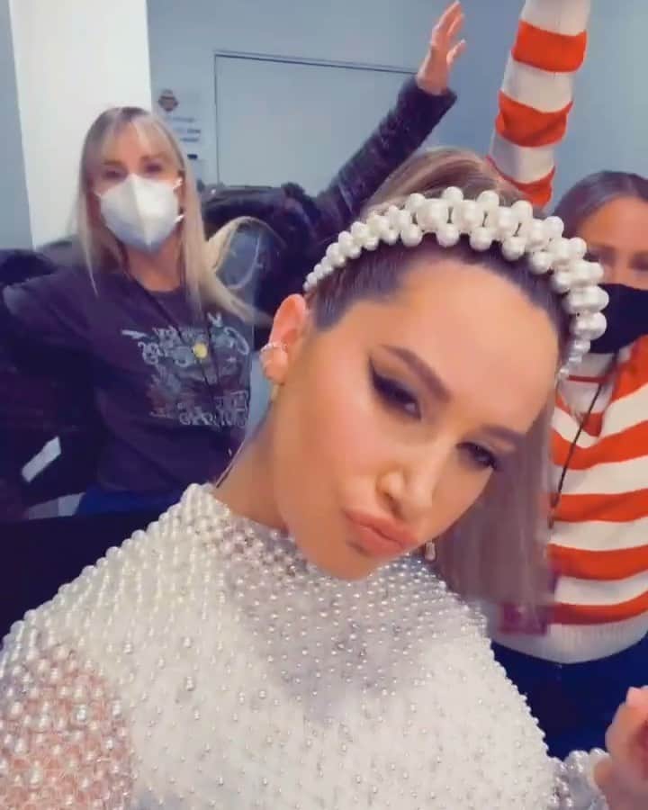 アシュレイ・ティスデイルのインスタグラム：「Only one more week to go for an all new episode of @maskeddancerfox...in the meantime we will just be tiktok-ing 😂@bridgetbragerhair @jennakristina」