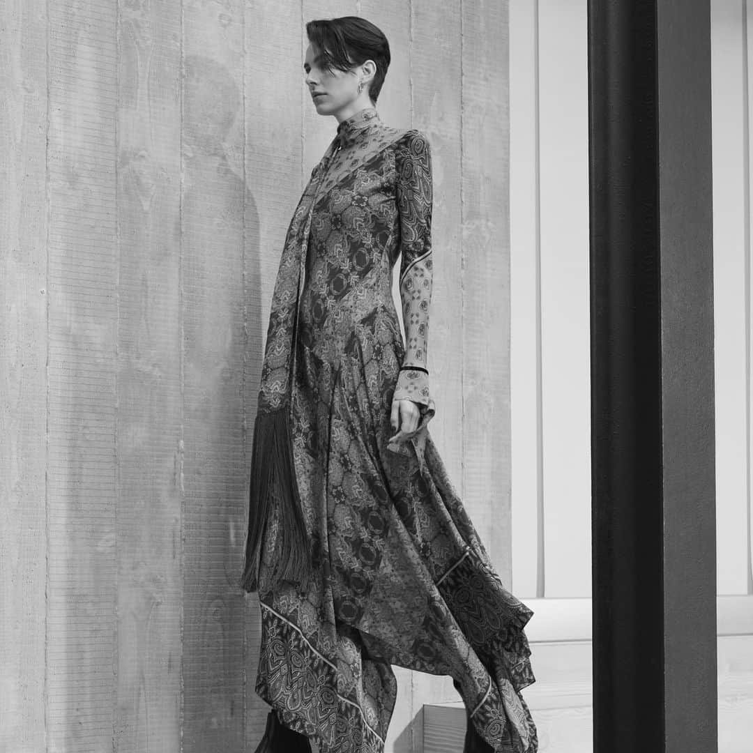 アマンダ ウェイクリーのインスタグラム：「Our retro paisley print in iconic bias cut silk   #paisleyprint #retrostyle #printeddress #statementdress #aw20 #retroprint」