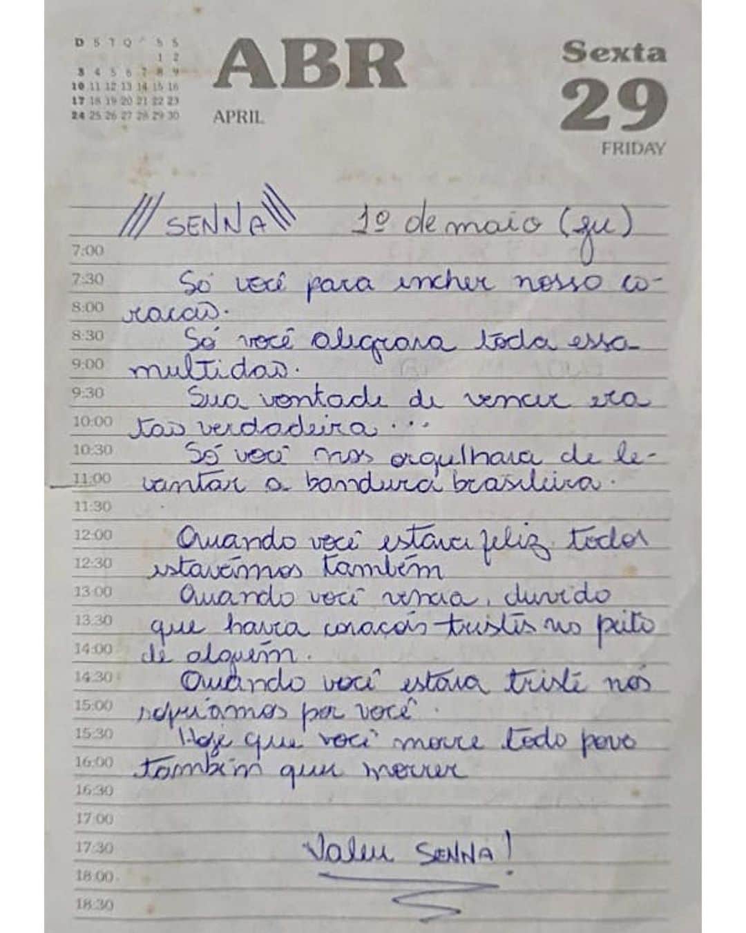 ジュリアナ・パエスのインスタグラム：「Fazendo a arrumação de fim de ano, mamãe achou essa cartinha que eu escrevi pro Senna logo assim que ele se foi... lembrei de quanto gostava dele, de poesia (e ainda gosto) e que sempre fui lúdica assim!!! Que sorte a nossa ter vivido um tempo de heróis de carne e osso! Lembrei das manhãs em que vibrávamos juntos lá em casa... Ah as lembranças!!!! Coisa boa!!!!」