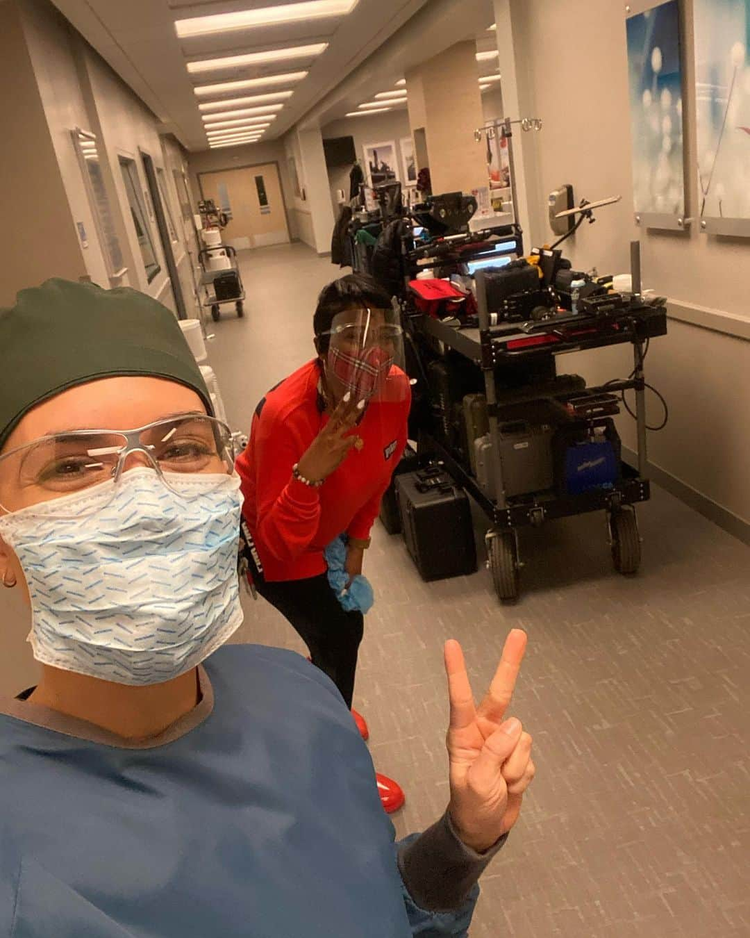 トーレイ・デヴィートさんのインスタグラム写真 - (トーレイ・デヴィートInstagram)「Hey guys! Just a photo dump of some #Med masked up selfies to let you all know that we are BACK in exactly 1 week! 😝🤗#ChicagoMed #OneChicago #ChicagoWednesdays #NBC」12月31日 1時57分 - torreydevitto