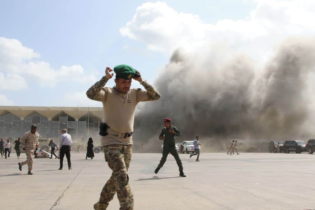 ルモンドさんのインスタグラム写真 - (ルモンドInstagram)「Au moins 26 morts et plus de 50 blessés sont à déplorer au Yémen, mercredi 30 décembre, suite à une attaque à l’aéroport d’Aden peu après l’arrivée d’un avion transportant des membres du nouveau gouvernement d’union.⁣ De fortes explosions et des coups de feu ont été entendus juste après l’atterrissage de l’avion, qui arrivait d’Arabie saoudite. Selon une source des services de sécurité yéménites, trois obus de mortier ont explosé dans le hall de l’aéroport.⁣ Le nouveau cabinet d’union réunit le gouvernement du président Abd Rabbo Mansour Hadi et les séparatistes du Sud. Ses membres, dont le premier ministre Maïn Abdelmalek Saïd, ainsi que l’ambassadeur saoudien au Yémen Mohammad Al-Jaber, ont été transférés en sécurité au palais présidentiel. « Nous allons bien », a écrit dans un message sur Twitter Ahmed ben Moubarak, nouveau ministre des affaires étrangères.⁣ -⁣ Les explosions à l’aéroport d’Aden, au Yémen, peu après l’atterrissage de l’avion transportant une partie du nouveau gouvernement, le 30 décembre. Photo : Fawaz Salman / Reuters (@reuters)⁣ -⁣ #Yemen #Aden」12月31日 1時57分 - lemondefr