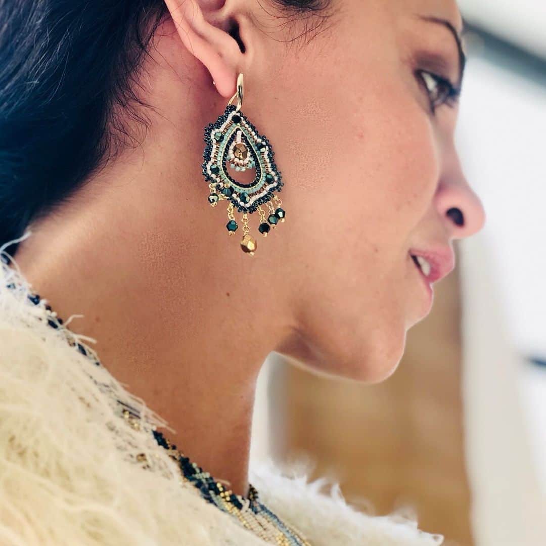 アズニさんのインスタグラム写真 - (アズニInstagram)「When you want to have a more conscious- fashion elegance - look no further than Azuni’s hand sewn jewellery.  New Years Eve. Yes - a strange one this year. But does it not help us to realise what is really important in life and what is not? Dressing up and looking good has to begin at home - it’s about you  feeling good - not needing to go out and show the world. So whatever way you might be celebrating (what has really been a terrible year) - we totally believe that you should make yourself feel special and gorgeous even if you’re at home alone.」12月31日 1時57分 - azunilondon