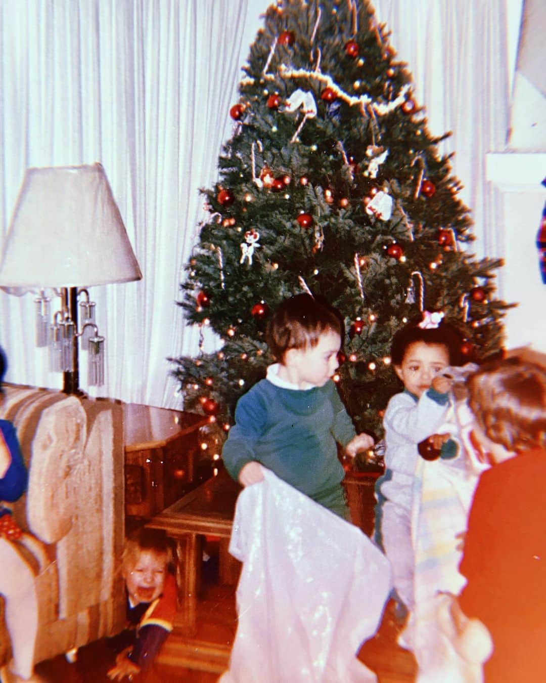 カテリーナ・グレアムのインスタグラム：「How it started at the babysitters vs how it’s going lol. Happy Holidays everyone! 🎄 🙏🏽❣️🕎🎁」