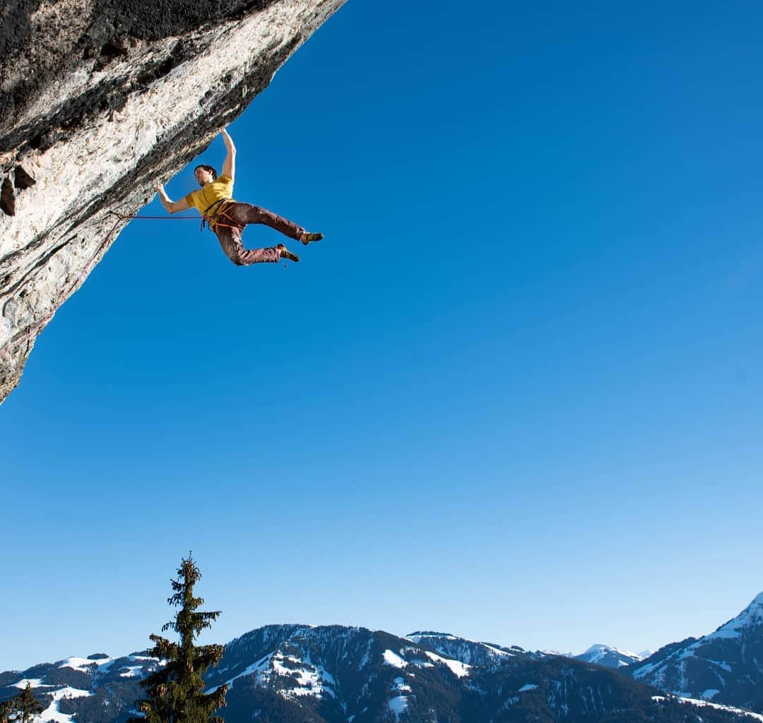のインスタグラム：「In the current situation I'm sometimes a little perplexed about seeing high profile climbers still travelling around the world cruising the hardest climbs, arguing that it is their profession and circumventing quarantine. • As a professional climber myself, I am 'my own boss', so I can easily get the necessary documents to travel abroad without the need of quarantining on return. (Austria is in lockdown, like many European countries now) • The key question arises: is it really necessary as a professional climber at this moment to travel abroad? It's for sure not crucial to keep sponsorship deals, and there are many other ways of securing our 'jobs'. Project locally, or just train for future projects, in times when infections are lower and hospitals are not overfilling. • Now I've heard the argument that border-cross movement doesn't really affect covid infections much, and that climbing outside is a good example of social distancing.  Nevertheless, being in another country can strain local health systems which are already struggling, and travel is often connected with making new contacts if you like it or not. Regular testing is one thing, but a little bit of research will tell you that it's by no means a safety pass. Think as well of the situation when a local climber is not allowed to go climbing, but a visiting pro is!  • Just to make it clear, this is just my opinion, and I'd love to hear arguments contradicting the above (except the ones stating that the flew kills more people every year than covid-19), but I feel like 'we pro-climbers' are in the same boat as all other climbers that desperately want to get out there climbing... • Long read, sorry, and somehow I feel like I will get a lot of crap for posting this 🤔 • Photo of my buddy @tobias_lanzanasto swinging around at a local crag.」