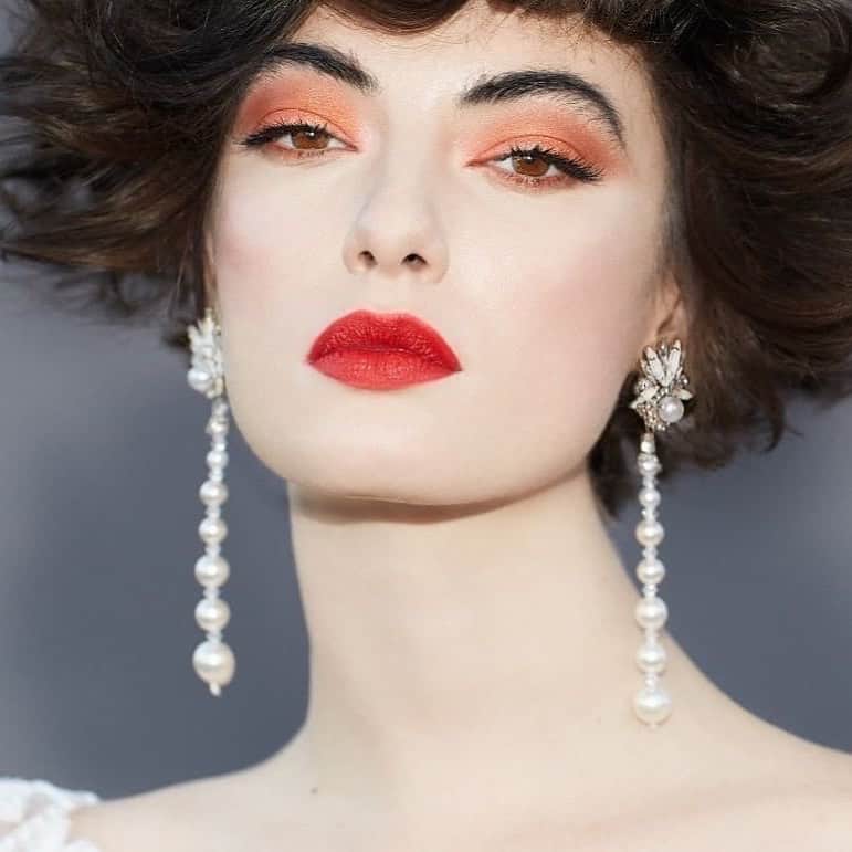 のインスタグラム：「Earrings @mandieerickson  Posted @withregram • @vassiliko • @darrentrentacosta Winter Bridal Looks, 2021 Photographer Darren Trentacosta  @darrentrentacosta,  Custom Florals  Laura Clare @lauraclaredesign, Bridal Shop I Do I Do Morristown NJ @idoidonj,  Bridal Dress Badgley Mishka Donna Dress @badgleymischkabride, Jewelry Erickson Beaman  @ericksonbeamon, Makeup & Hair Vassilis Kokkinidis  @vassiliko, @fordartists,  @t3micro tools, @mariobadescu, @makeupforever, Art Director & Stylist  Alvin Maldonado @mr_alvinm, Videographer Sam Dera @sam_dera, Model, Agency Kenna, Click Models @kennaxskye, @clickmodelny, #wedding #weddingphotography #bridesmaiddress  #bridesmaiddresses #weddingdress #weddinggown #bride #weddedbliss #weddingstyle #easyweddings #marryingmybestfriend #weddingday #makeup #beauty #makeupartist #fashion #love #mua #photography #like #beautiful #makeuptutorial #model #style #photooftheday #art #skincare #makeuplover #picoftheday #makeupaddict」