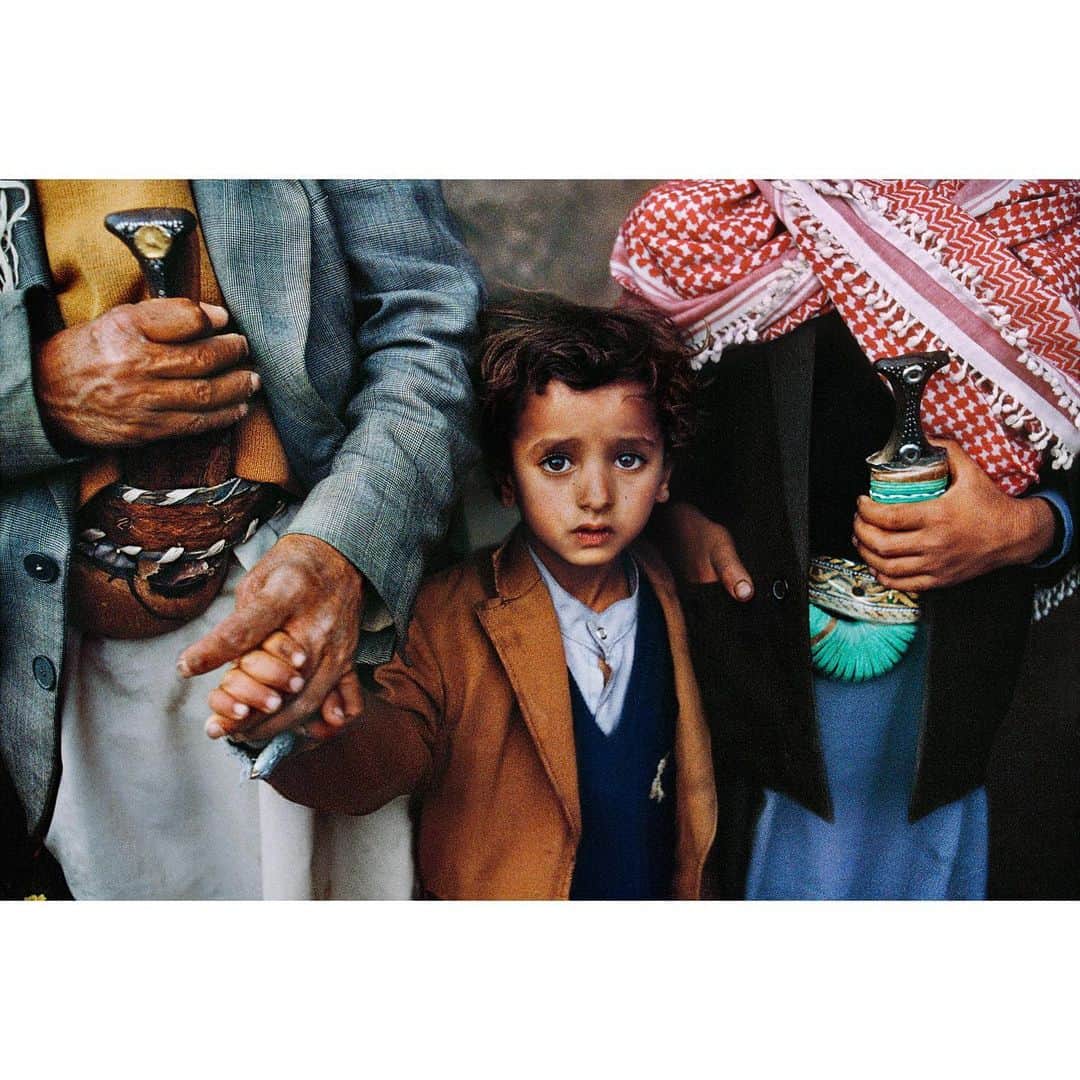 スティーブ・マカリーさんのインスタグラム写真 - (スティーブ・マカリーInstagram)「I spent the day at a wedding with this family in Sana'a, Yemen. As the father and uncle left late in the afternoon, the boy seemed tired and bored. It reminded me what it was like to go to adult events when I was young, and longing to be out playing. It's a tradition in Yemen for men to wear a Jambiya, a curved dagger, around their waist. It is typically given to sons by their fathers.  #Yemen, 1999.  #SteveMcCurry」12月31日 1時56分 - stevemccurryofficial