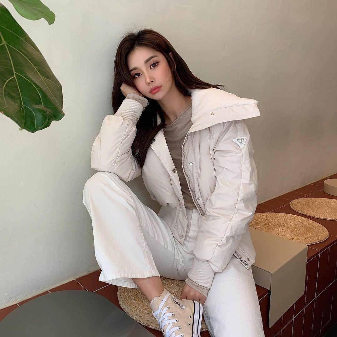ゲスのインスタグラム：「cozy winter whites ❄️ shop our favorite trend of the moment: puffer jackets #LoveGUESS #GUESSFamily (📸: @hyo0ni)」