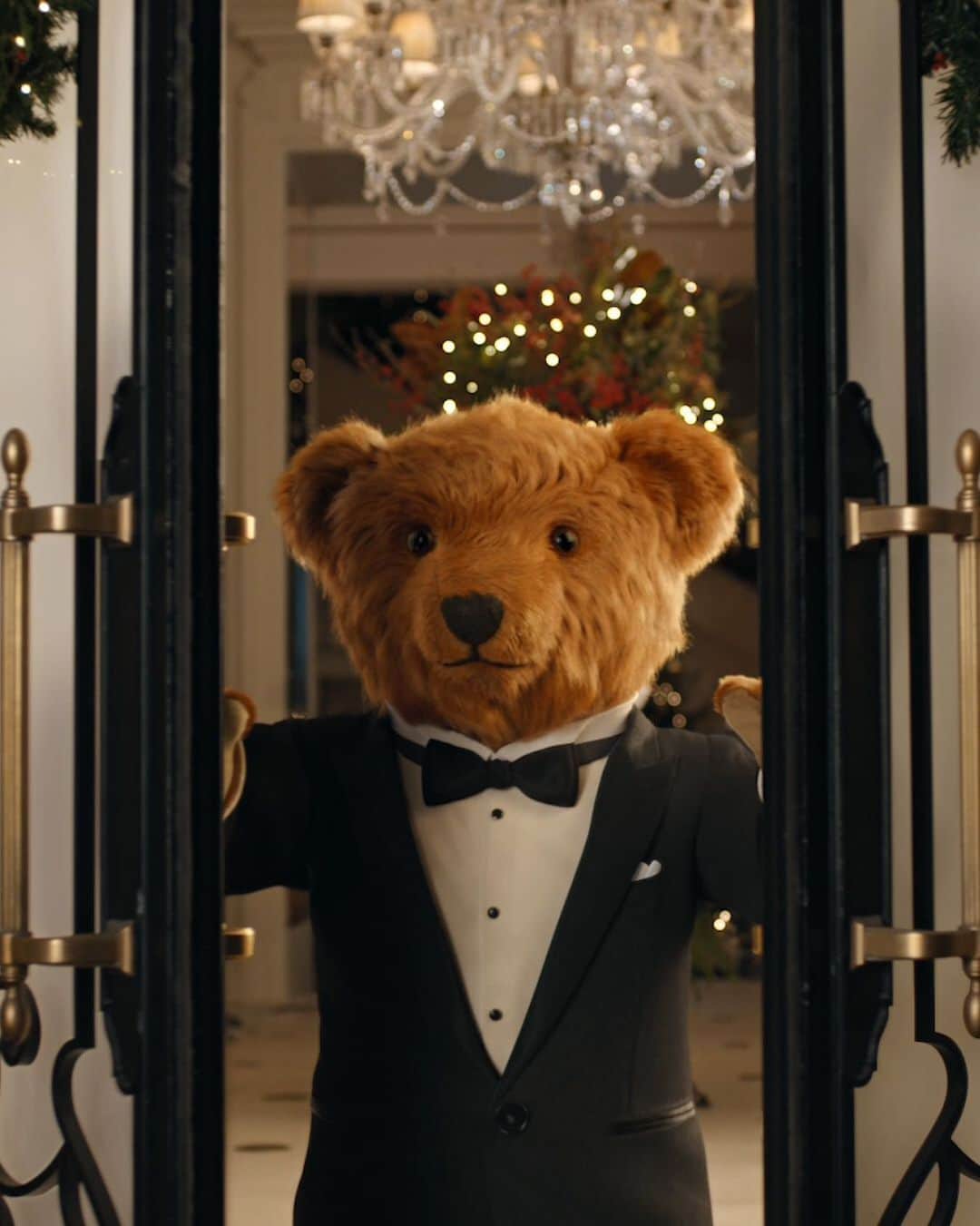 Polo Ralph Laurenさんのインスタグラム写真 - (Polo Ralph LaurenInstagram)「Experience the magic of the holiday season with #PoloBear as he gets ready to celebrate the #NewYear.  Explore the full campaign via the link in bio.    #PoloRalphLauren #RLGifts」12月31日 2時00分 - poloralphlauren