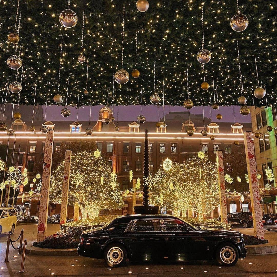 The Peninsula Hotelsさんのインスタグラム写真 - (The Peninsula HotelsInstagram)「Glitter, lights and baubles as far as the eye can see. The Festive season is still well underway at @thepeninsulashanghai. 📷 @tearsbabe #pentreestories⁣ ⁣ ⁣ ⁣ ⁣ #peninsulahotels #luxuryhotelexperience #luxuryexperience #fivestarservice #fivestarhotel #shanghai #staycation #holidaytree #christmastree #holidaydecor #peninsulashanghai #thepeninsulashanghai⁣」12月31日 2時00分 - peninsulahotels