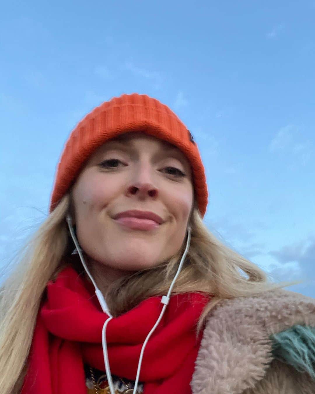 ファーン・コットンのインスタグラム：「Solo dusky walk with good music. @rksbandofficial @fleetfoxes @ledzeppelin  Was feeling lethargic but a text from @kyesones inspired a much needed 30 mins in the fresh air ♥️」