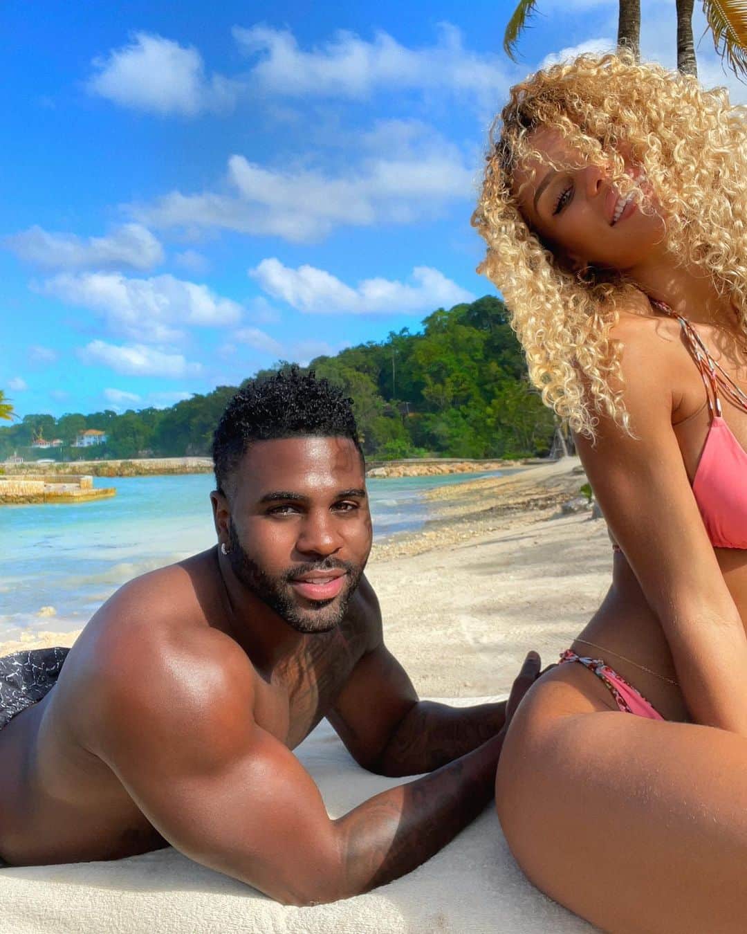 ジェイソン・デルーロのインスタグラム：「How much weight is acceptable to gain on vacation? @jenafrumes」