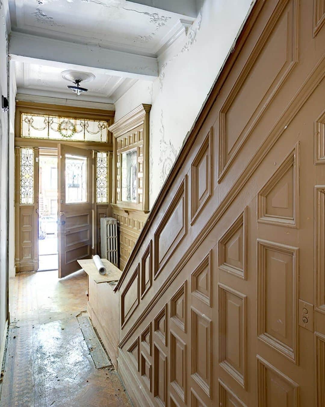 Sweeten Homeさんのインスタグラム写真 - (Sweeten HomeInstagram)「Renovating an old home can be a tough process. These renovators originally wanted to transform their 1890 brownstone into a modern space but ultimately decided to honor the feel of the original space and preserve the plasterwork and molding throughout the home. Take a step into this three-part reno series in the link in our bio.」12月31日 2時01分 - sweeten_home