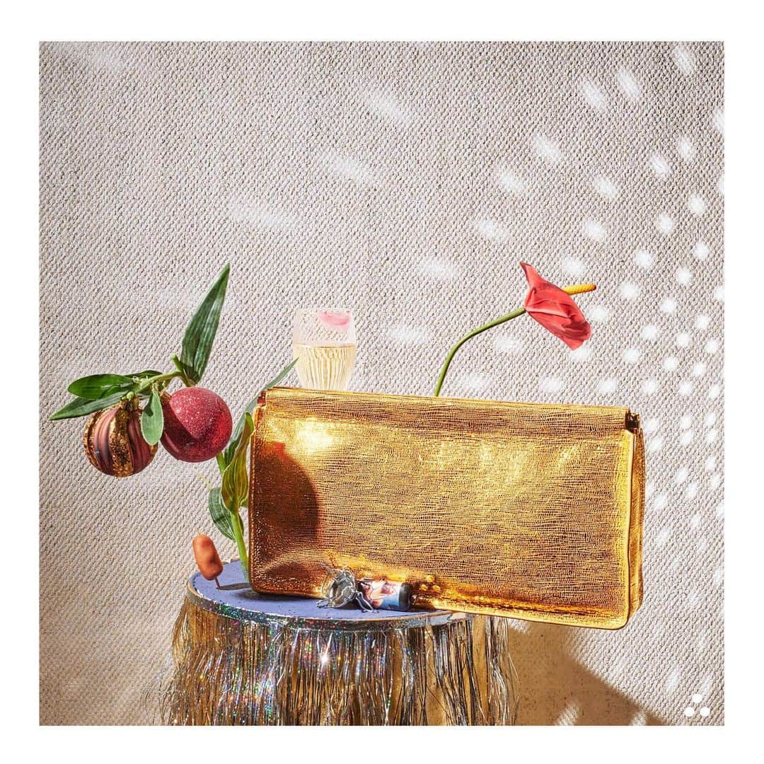 ジェロームドレイフュスのインスタグラム：「Bring the party with dazzling lamé accessories #JeromeDreyfussClicClac . . Art Direction @carolinnerennequin Photo @pierr_antoine #jeromedreyfuss #clicclac #jeromedreyfussclicclac  #rootsdeluxe #aw20」
