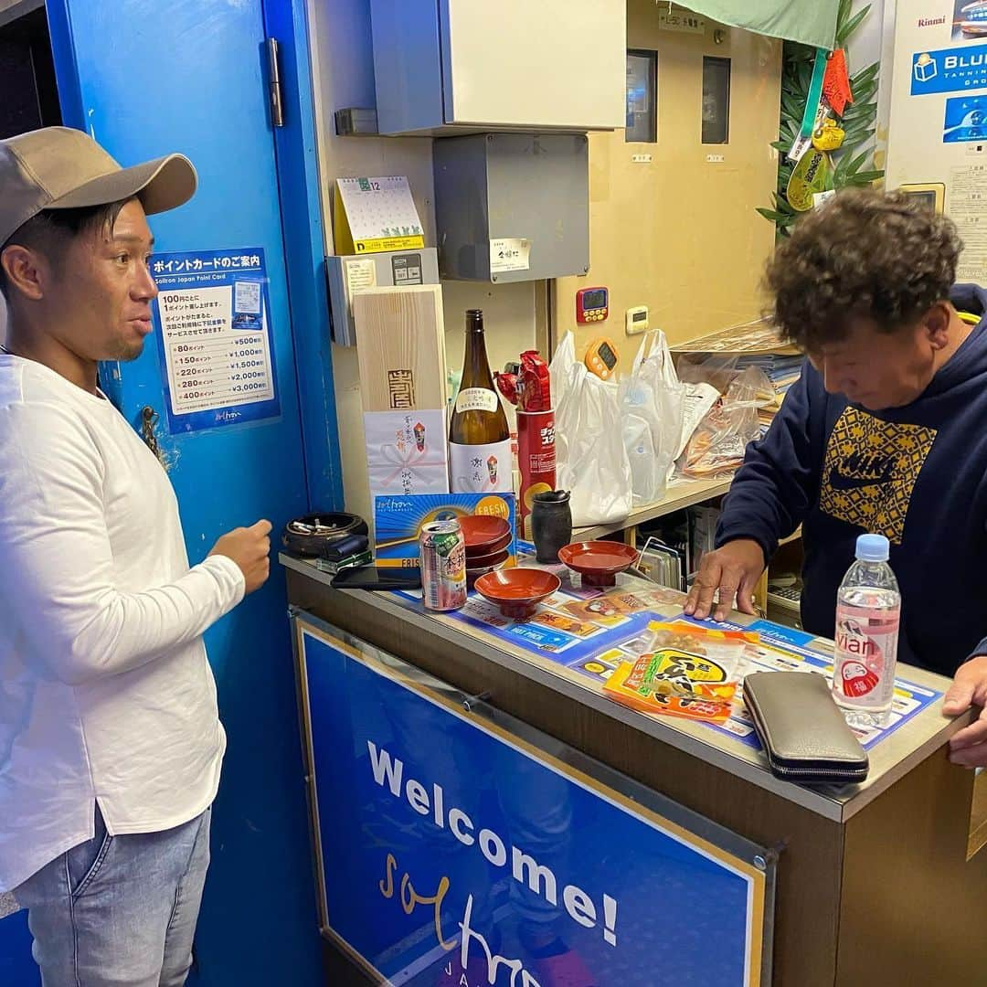 ストラッサー起一さんのインスタグラム写真 - (ストラッサー起一Instagram)「僕が愛する日サロ屋さんのソルトロンが本日閉店する事になりました。 最後までお客さんも沢山居てただけに本当に寂しいです。。。  21年間、本当にお疲れ様でした。  ソルトロンに通わせて貰って10年以上。 色んな出会いがありましたが 1番の財産はマスターの田中さんと出逢えた事！  僕が悩んでる時とか沢山話し聞いてくれて何度も心を救ってくれて、いつもマスターと会うと元気貰えた。  そして僕にとってソルトロン、マスターは癒しでした。 日焼けしに行ってますが本当はマスターに会いに行ってたんだと思います。  そのくらいマスターの事大好きです。  ソルトロンは閉店になりますがマスターとのお付き合いは一生なので引き続き変わらず宜しくお願い致します。  改めて21年間、お疲れ様でした。 そして次の新たなスタート楽しみにしております。  10年間ありがとうございました🙇‍♂️  おす！」12月31日 2時04分 - kiichi_kunimoto