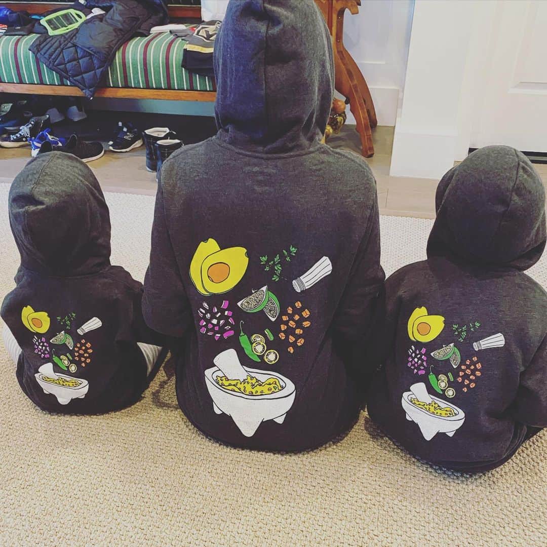 ジェイミー=リン・シグラーのインスタグラム：「Thanks @graciascalifornia for our new favorite hoodies. #avocado」
